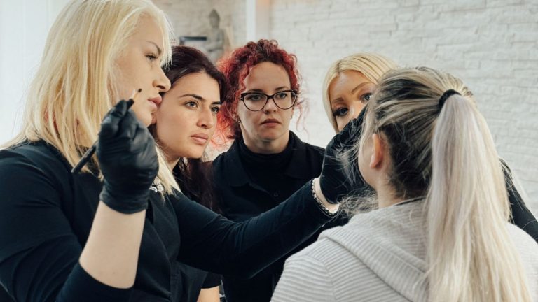 Kako-da-našminkaš-samu-sebe